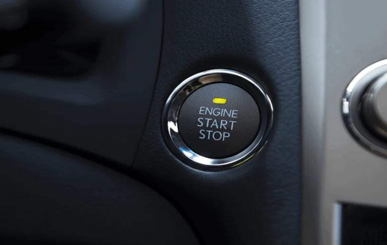 Tlačítko pro zapnutí motoru s funkcí Start-Stop v automobilu.