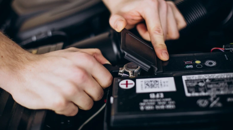 Ruční připojení kladného pólu automobilové olověné baterie