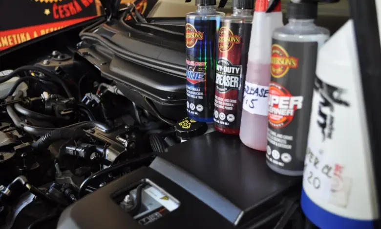 Látky pro údržbu motoru v otevřeném motorním prostoru.