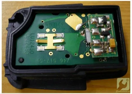 Zelená deska s elektronikou uvnitř modulu pro ovládání okenního skla v autě.