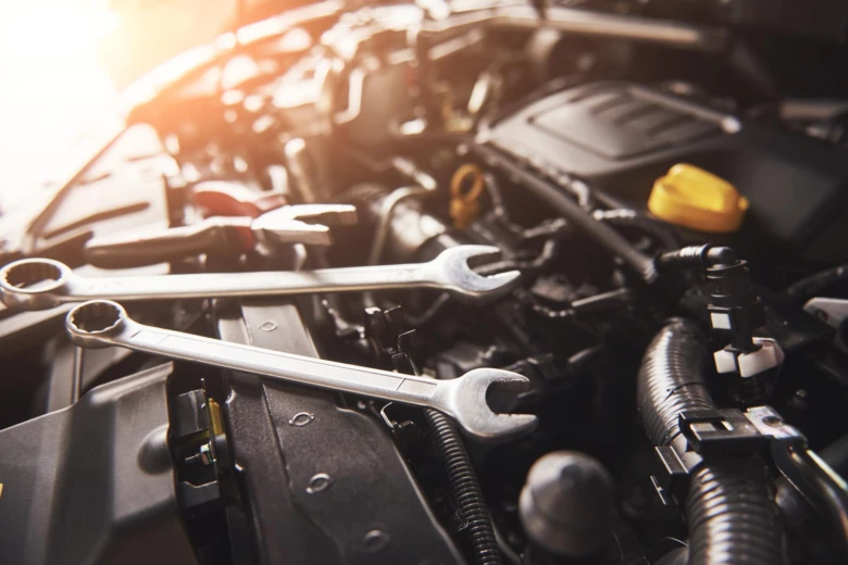 Motor auta s klíči pro diagnostiku problémů se startováním