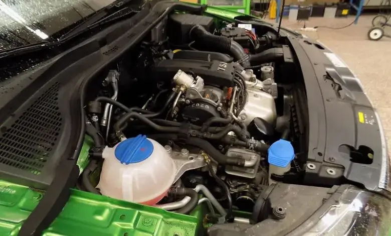 Otevřená motorka s nádržemi na chladicí kapalinu a brzdovou tekutinu.
