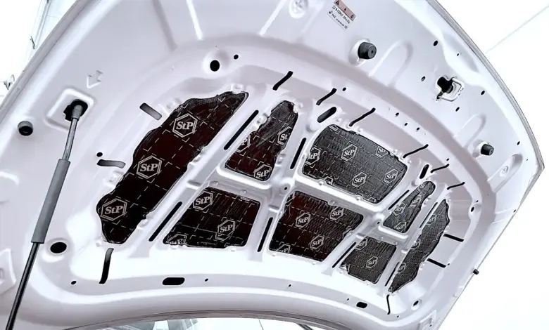 Zvuková izolace motorového prostoru s použitím speciálních tlumicích materiálů.
