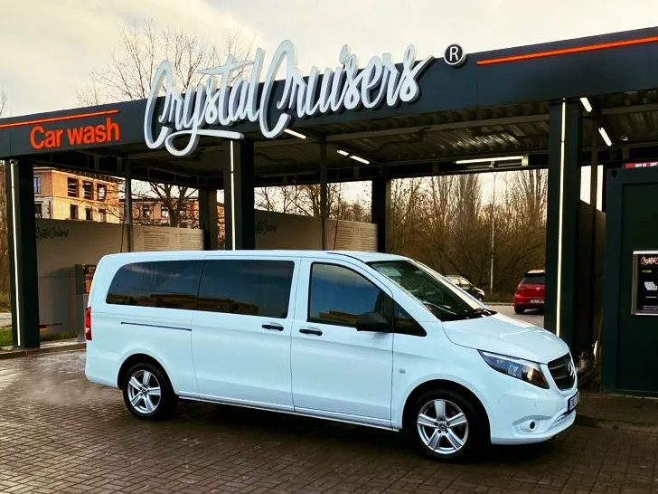 Bílý van v samoobslužné myčce Crystal Cruisers připraven na umytí.