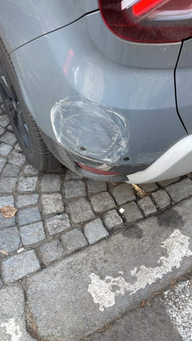 Škrábance na zadním nárazníku auta po kolizi nebo mytí.