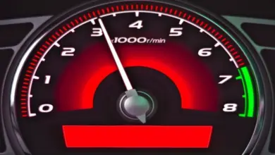 Tachometr ukazující otáčky motoru naprázdno na nule.