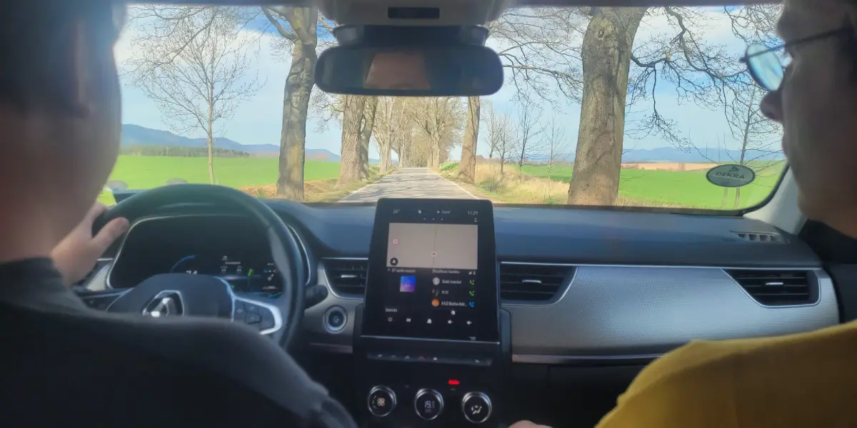 Vnitřek auta s aktivní navigací na displeji pro připojení telefonu.