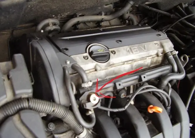 Detail motoru Citroen Berlingo ukazující součásti pro diagnostiku.