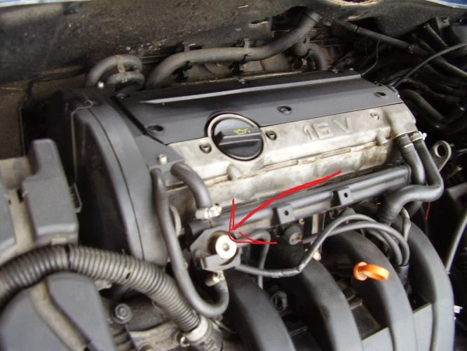 Detail motoru Citroen Berlingo ukazující součásti pro diagnostiku.