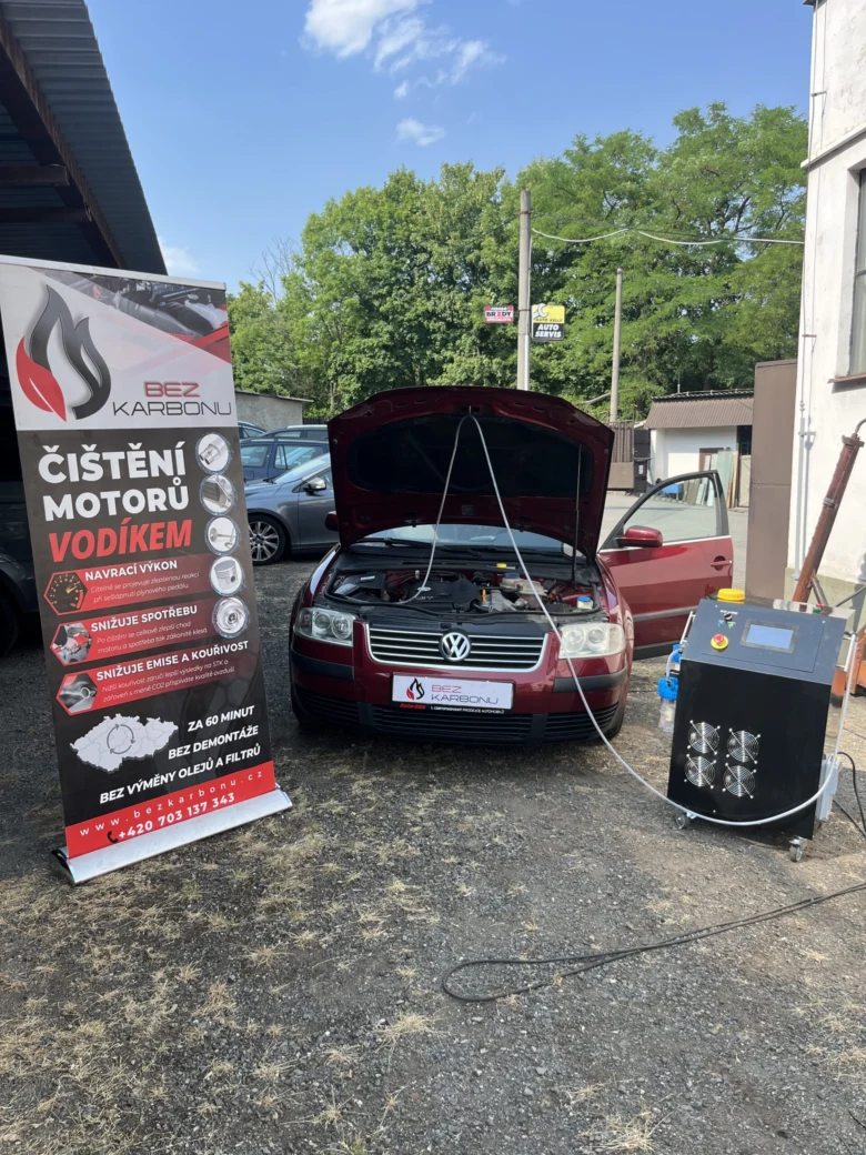 Čistění motoru vodíkem bez demontáže u auta s otevřenou kapotou.