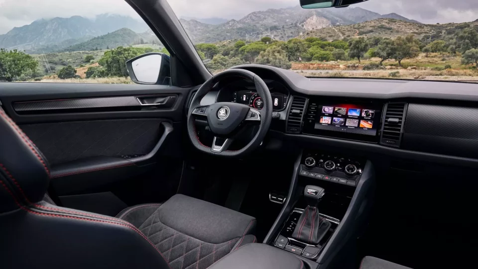 Interiér vozu s řazením automatickou převodovkou.