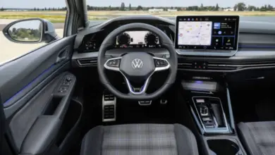 Interiér vozu VW s volantem a displejem.
