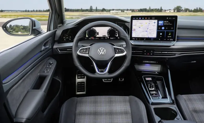 Interiér vozu VW s volantem a displejem.