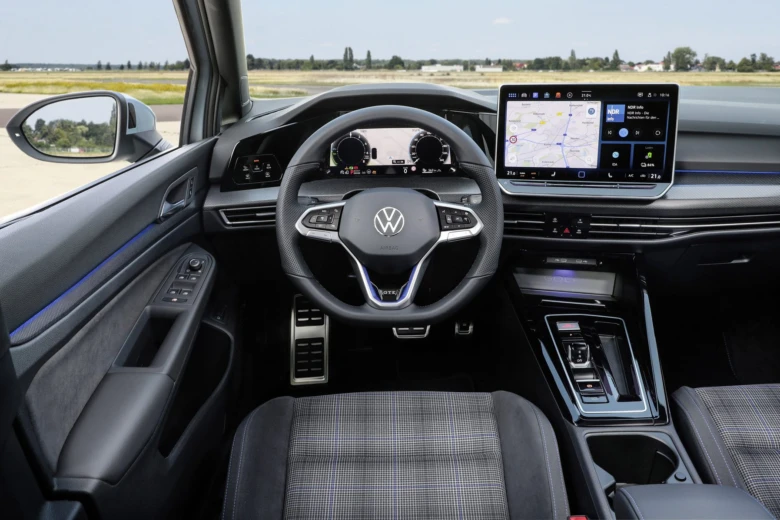 Interiér vozu VW s volantem a displejem.