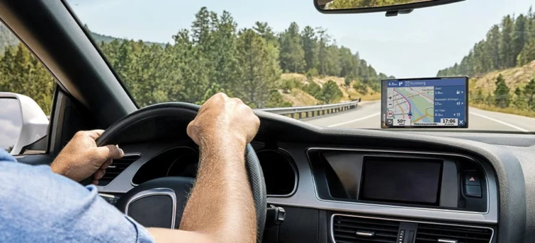 Řidič používá integrovanou navigaci s displejem ukazujícím trasu.