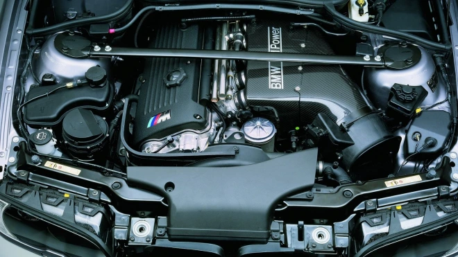 Otevřený motorový prostor s viditelným motorem BMW.