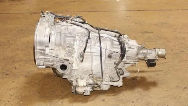 Stříbrná převodovka Subaru Lineartronic s viditelnými kabely na podlaze.