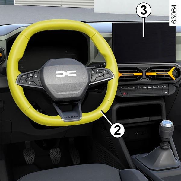 Interiér vozu s volantem značky Dacia a přístrojovou deskou.