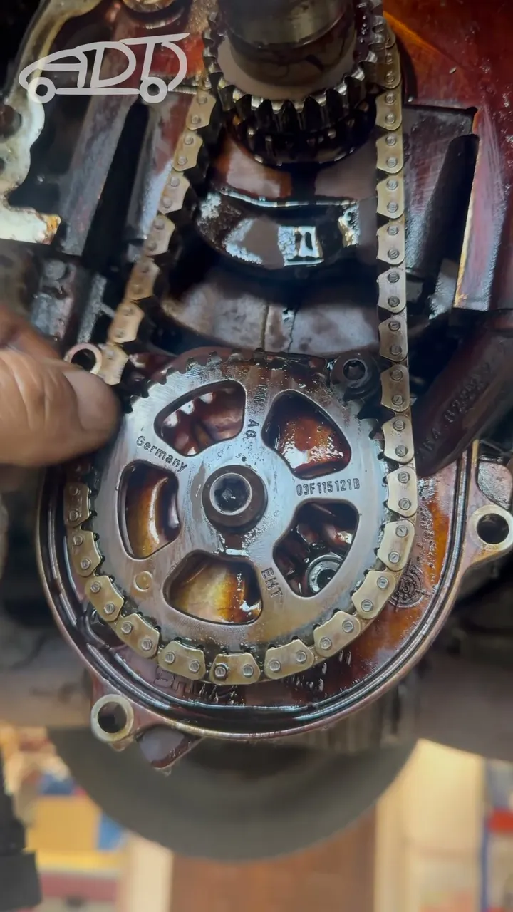 Detailní pohled na řetěz rozvodu s viditelným opotřebením v motoru.
