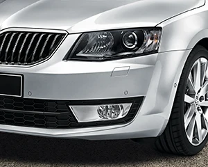 Stříbrný automobil s viditelnou mlhovkou předního nárazníku.