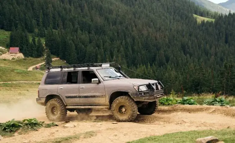SUV terénní automobil v horách, nikoliv posilovač řízení.