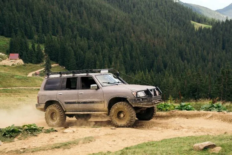 SUV terénní automobil v horách, nikoliv posilovač řízení.