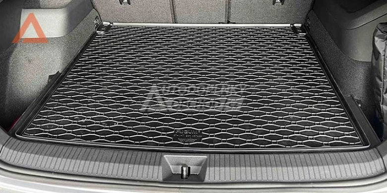 Vnitřek zavazadlového prostoru VW s ochrannou podlahovou matkou.