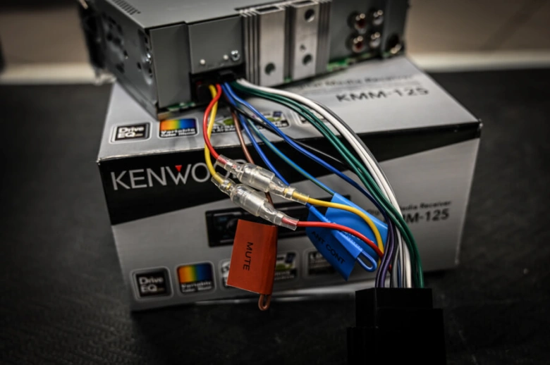 Připojení kabelů autorádia k přijímači značky Kenwood.