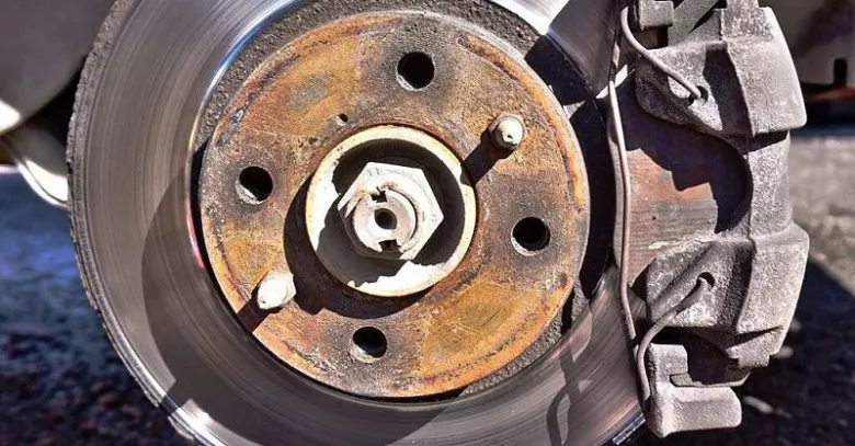 Rusty auto brzdný disk s kaliprem pro eliminaci pískání.