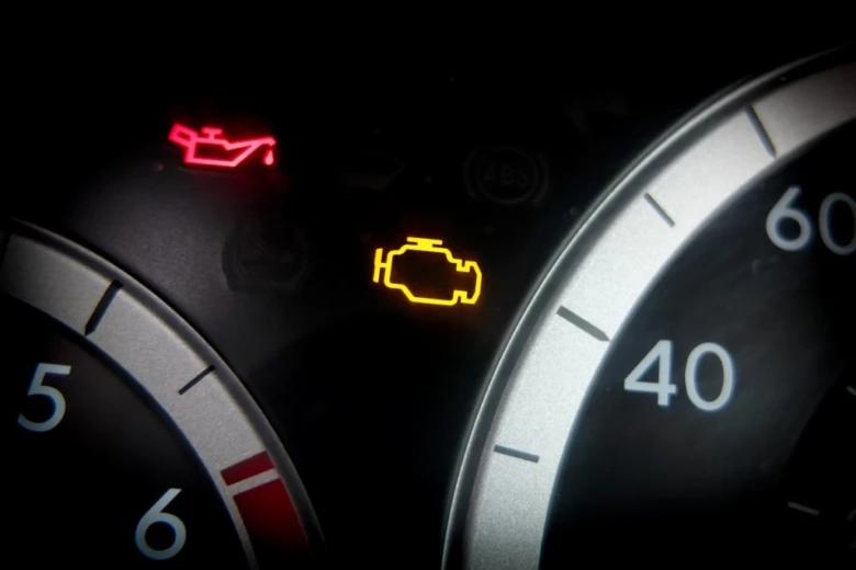 Zapnutá kontrolka motoru na přístrojové desce Subaru Forester.