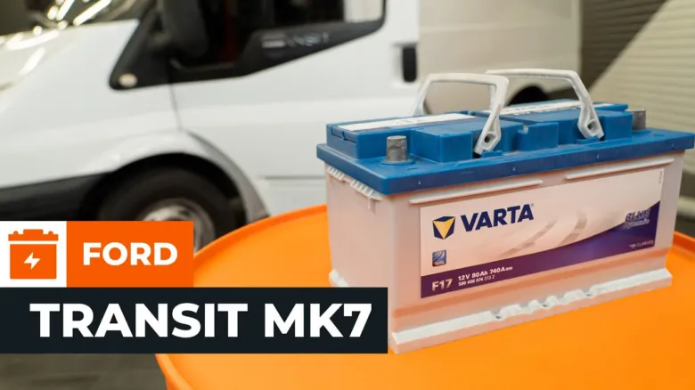 Baterie VARTA na oranžovém stole s Fordem Transit MK7 v pozadí.
