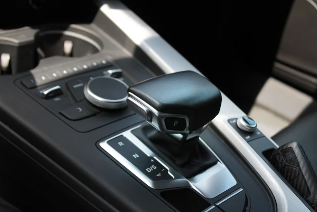 Automatická převodovka v interiéru automobilu