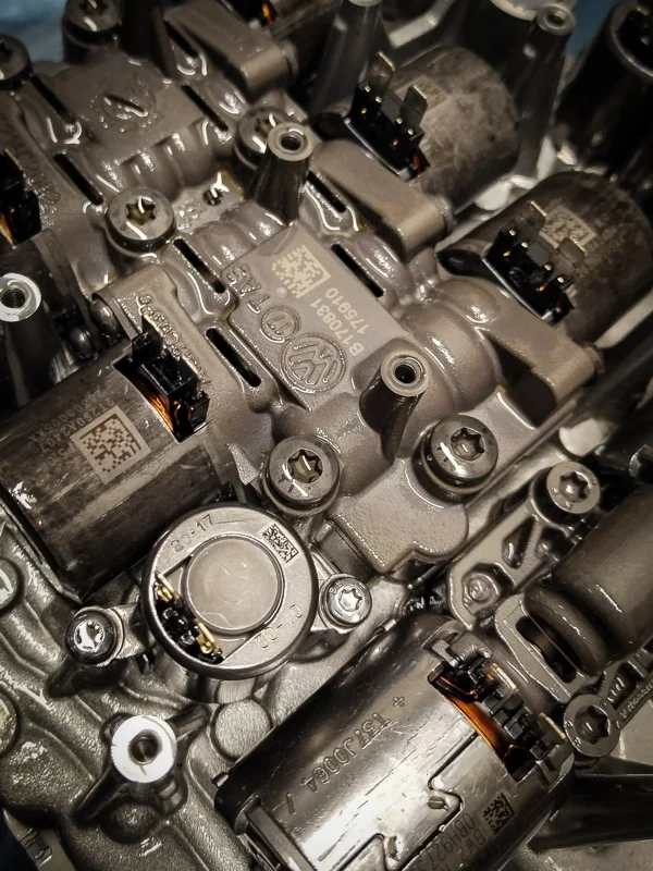 Vnitřní součástka převodovky DSG s elektromagnety.