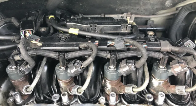 Detailní pohled na systém vstřikování paliva dieslového motoru.