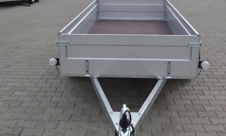 Stříbrný přívěs pro motoblok na dlažbě.