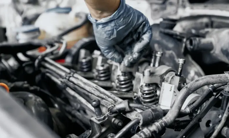 Mechanik upravuje ventily motoru při diagnostice volnoběhu.