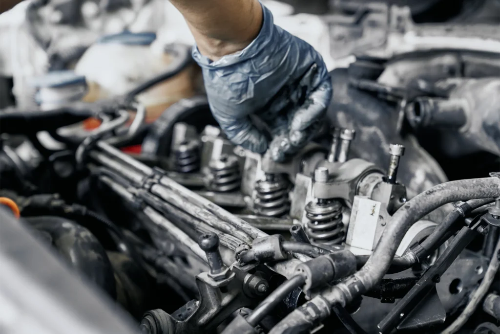 Mechanik upravuje ventily motoru při diagnostice volnoběhu.
