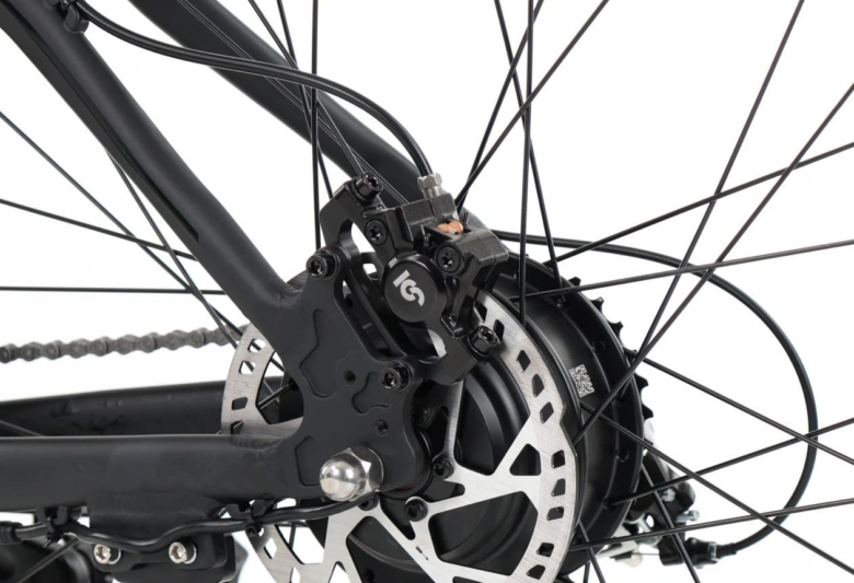 Hydraulické brzny na kole elektrobicyklu s vidlicí.