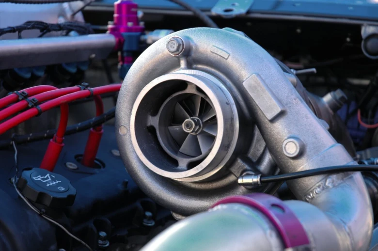 Turbo v motoru ukazuje typ vozidla s přeplňovaným motorem.
