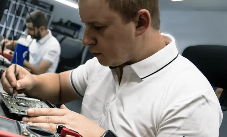 Mechanik opravuje ECU multimetrem v dílně pro diagnostiku motoru.