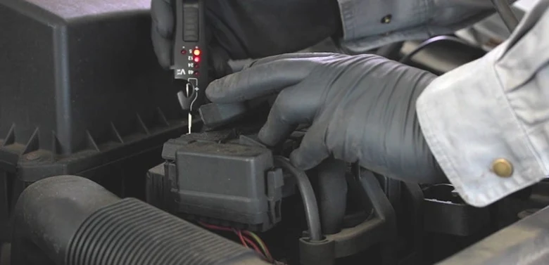 Kontrola zapalovací cívky multimetrem v motorovém prostoru