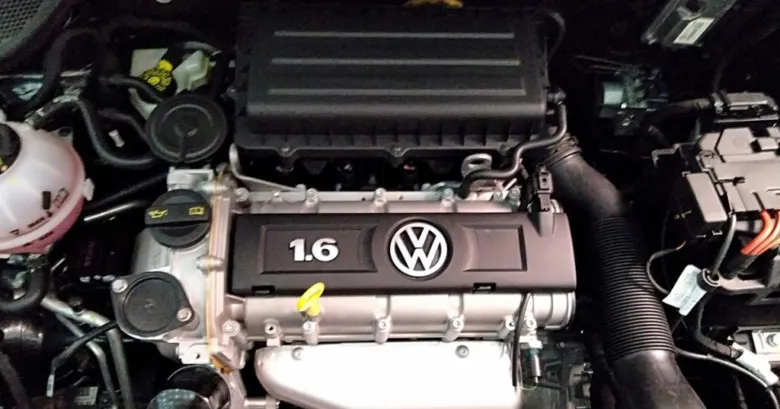Motor Volkswagenu s označením 1.6 v podkapotí.