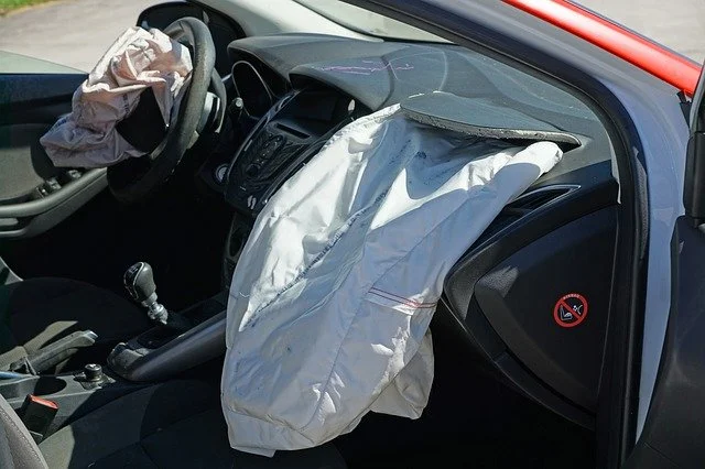 Rozvinuté vzduchové vaky uvnitř poškozeného automobilu.