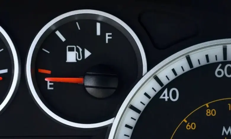 Blízký záběr na ukazatel hladiny paliva v nádrži automobilu.