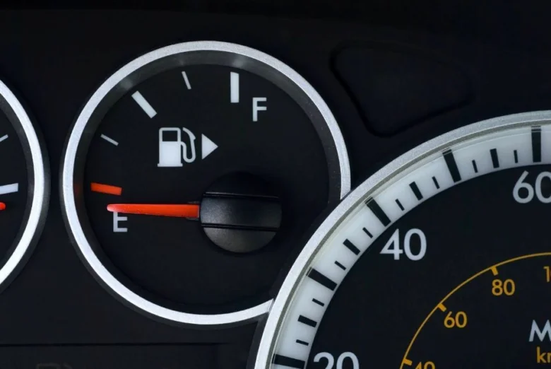 Blízký záběr na ukazatel hladiny paliva v nádrži automobilu.