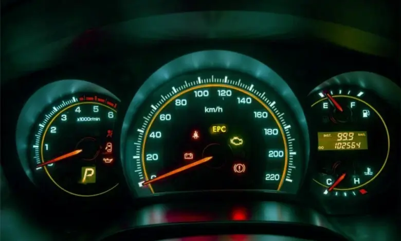 Výstražné světlo EPC na přístrojové desce vozu Volkswagen Polo s dalšími indikátory.