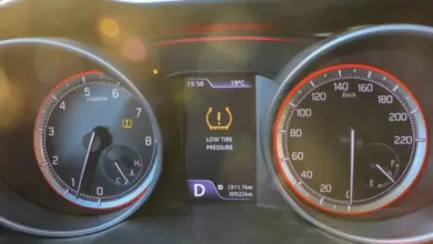 Výstražná kontrolka nízkého tlaku v pneumatikách na palubní desce
