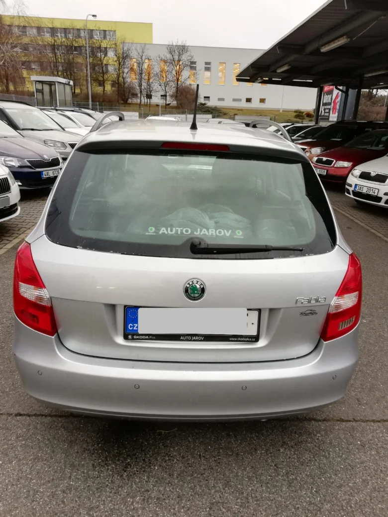 Stříbrný Škoda Fabia zaparkovaný na parkovišti.