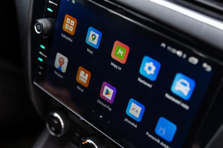 Displej s aplikacemi v autě bez ukázání kabelu pro Android Auto.