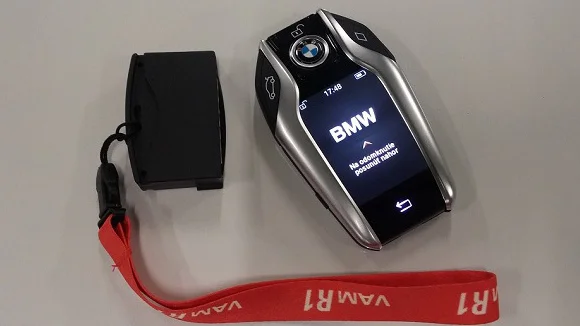 BMW klíč s baterií pro vypnutí alarmu bez rizika.